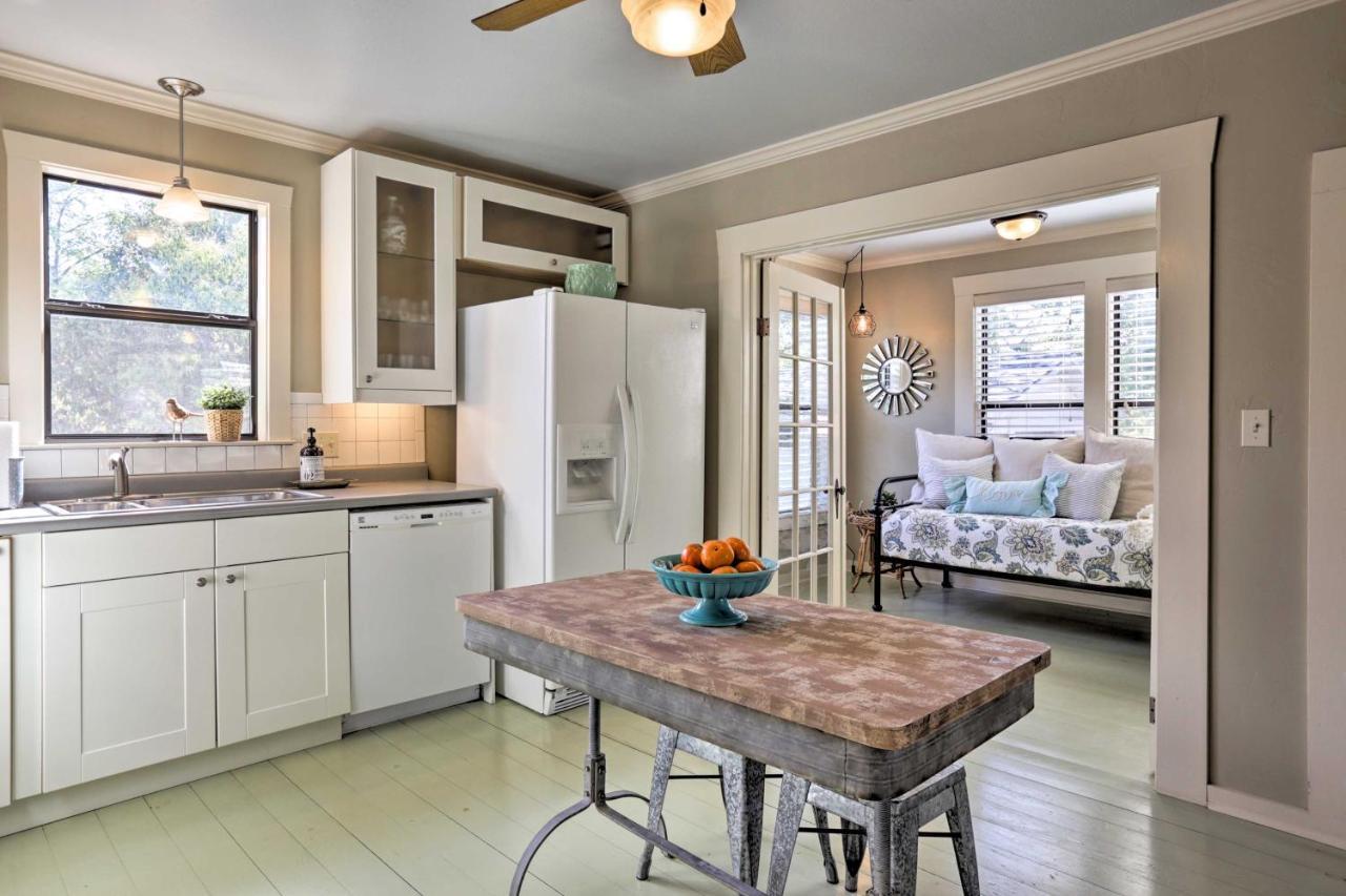 Holiday home With Grill - Walk To Main St! Fredericksburg