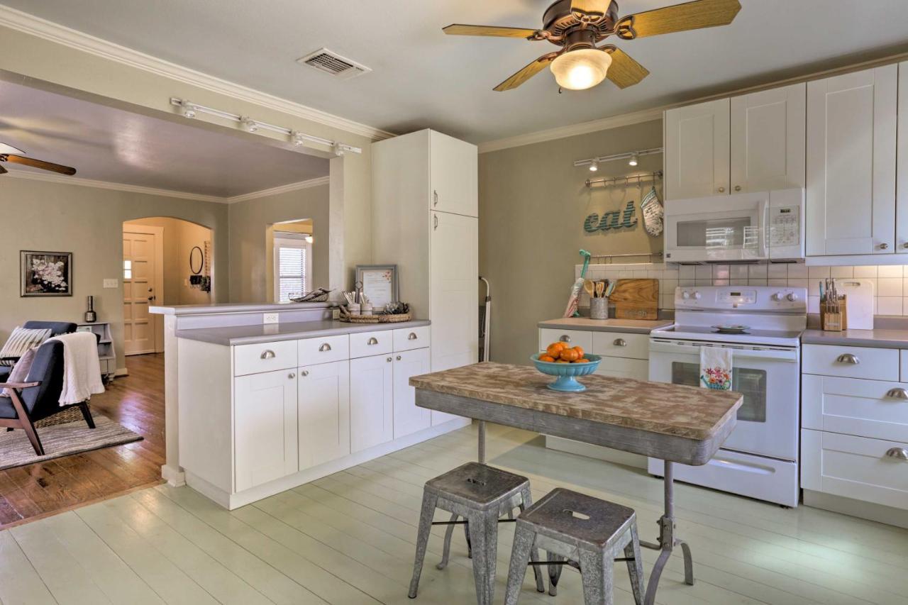Holiday home With Grill - Walk To Main St! Fredericksburg