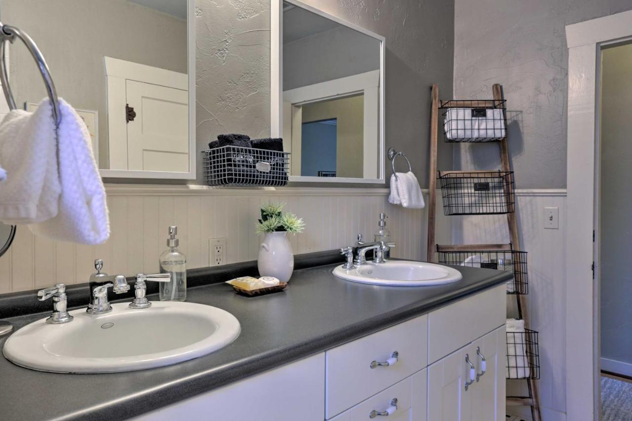 With Grill - Walk To Main St! Holiday home Fredericksburg